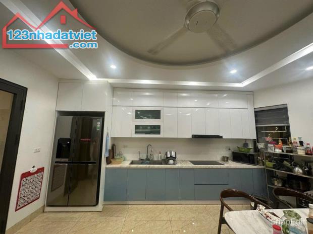 HIẾM! BÁN NHÀ QUẬN CẦU GIẤY, GARA Ô TÔ 7 CHỖ, 90M2, HAI THOÁNG TRƯỚC SAU. GIÁ 17.2 TỶ. - 2