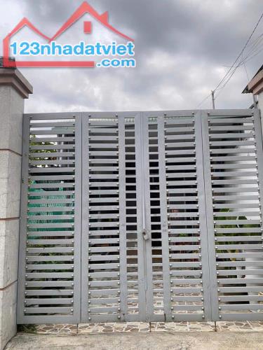 Bán nhà cấp 4, 100m2, SHR thổ cư, đường xe tải, gần chợ nhỏ và sân banh ( P.Tân Hiệp )