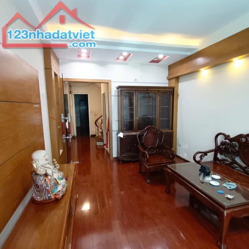 Cần bán gấp nhà mặt ngõ Cầu Giấy, 46m2, 6T, ô tô đỗ cửa, kinh doanh sầm uất