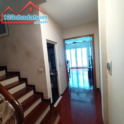 Cần bán gấp nhà mặt ngõ Cầu Giấy, 46m2, 6T, ô tô đỗ cửa, kinh doanh sầm uất - 2