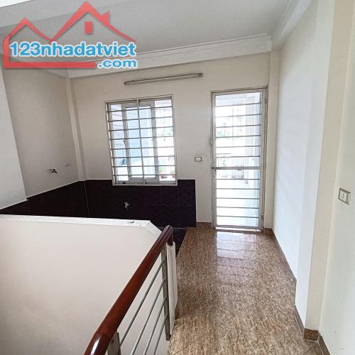 Cần bán gấp nhà mặt ngõ Cầu Giấy, 46m2, 6T, ô tô đỗ cửa, kinh doanh sầm uất - 4