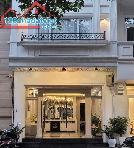 Bán Nhà Mặt Phố Đặng Dung, Ba Đình, DT 136m2 x 6T, MT:5,2m. Giá Rẻ.