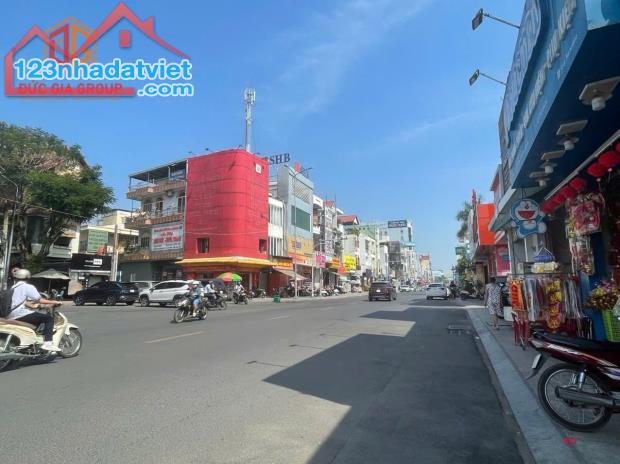 Bán nhà 2 lầu mặt tiền đường 30/4 trung tâm Biên Hoà. 260m sổ riêng full thổ cư. Giá 20tỷ