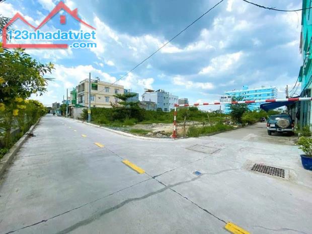 BÁN 2 MIẾNG ĐẤT 2.734m² LÔ GÓC 2MT MẶT TIỀN THẠNH LỘC 37 - VIEW KÊNH, Q12 GIÁ GIÁ MỚI 75 - 4