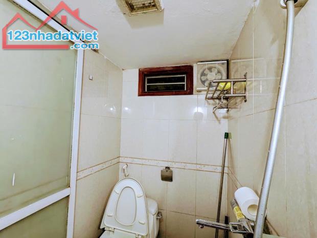 Bán nhà tập thể 60m2 tầng 1 cách 15m ra đường Láng ô tô đỗ cửa ở, cho thuê kinh doanh tốt - 5