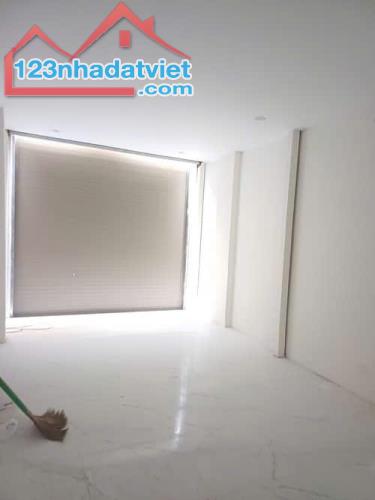 BÁN NHÀ LÔ GÓC TÂY SƠN - ĐỐNG ĐA - DT 42M2 x 4T - MT 3.3M - 13.2 TỶ - Ô TÔ DỪNG ĐỖ - 2