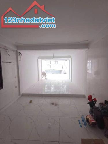 BÁN NHÀ LÔ GÓC TÂY SƠN - ĐỐNG ĐA - DT 42M2 x 4T - MT 3.3M - 13.2 TỶ - Ô TÔ DỪNG ĐỖ - 3