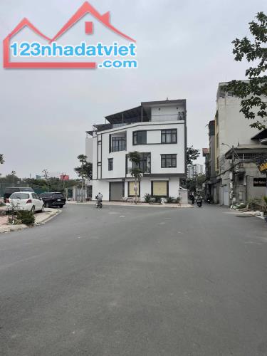 Bán Đất Tặng Nhà Phố Ngọc Thuỵ 270m2, MT 12m, 2 Mặt Ngõ Thông Ô Tô Tránh, Giá Đầu Tư 30 Tỷ - 1