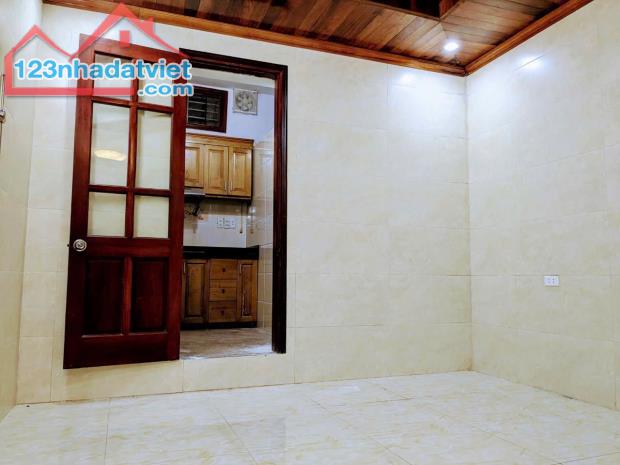 Bán nhà tập thể 60m2 tầng 1 cách 15m ra đường Láng ô tô đỗ cửa ở, cho thuê kinh doanh tốt - 1