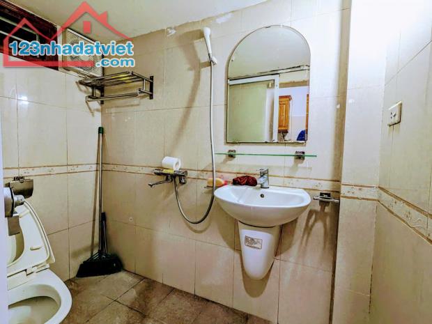 Bán nhà tập thể 60m2 tầng 1 cách 15m ra đường Láng ô tô đỗ cửa ở, cho thuê kinh doanh tốt - 5