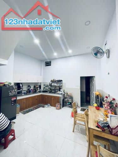 NHÀ BÁN LÊ TRỌNG TẤN - 2 TẦNG - 55M2 - GIÁ 4,6 🧄- HẺM XE HƠI - GẦN DHCN THỰC PHẨM Mô tả - 1