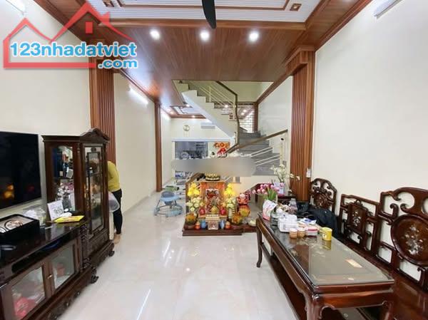 Bán nhà 4 tầng Lê Hồng Phong, Ngô Quyền.40m2.Đường8m,2 ô tô tránh nhau.Via hè.Chỉ 4,1tỷ