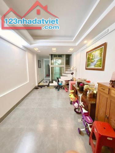 Nhà phố Võng Thị 50m2*6T, thang máy, ngõ rộng 4m, ôtô 7 chỗ vào nhà, ngõ thông giá 11 tỷ