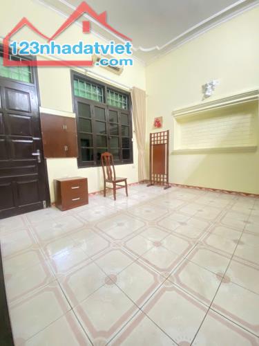 Cho thuê nhà nguyên căn ngõ 25 Lương Khánh Thiện, 30m2, 4 tầng, 2 ngủ, 8 Triệu - 2