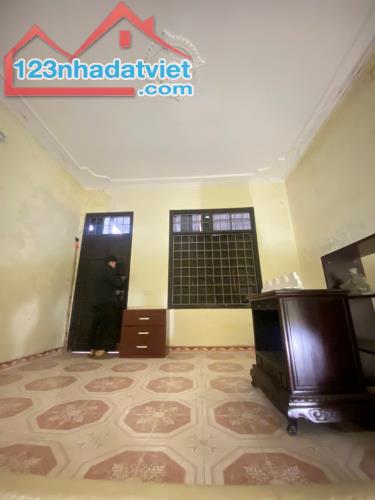 Cho thuê nhà nguyên căn ngõ 25 Lương Khánh Thiện, 30m2, 4 tầng, 2 ngủ, 8 Triệu - 3