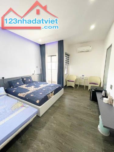 Mặt tiền kinh doanh ngay Chợ Lý Phục Man, 100m2, 3 tầng, thu nhập 300triệu/Năm,