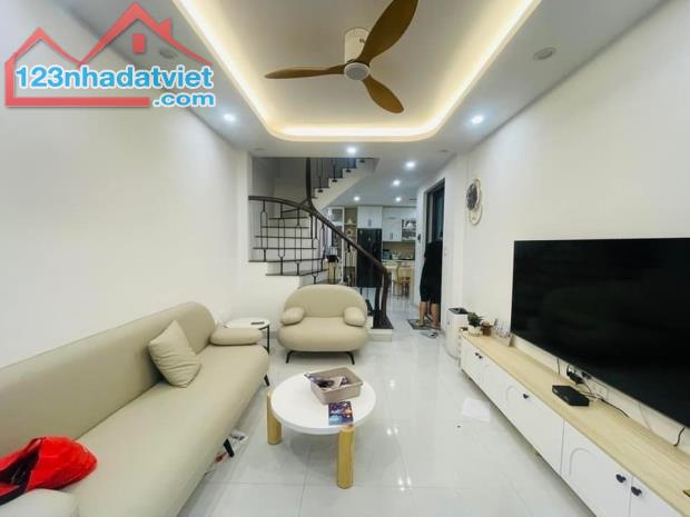 Nhà đẹp Nguyễn Khánh Toàn 30m2 duy nhất 5 tầng siêu hiếm ô tô dừng đỗ phố vip Cầu Giấy Nội