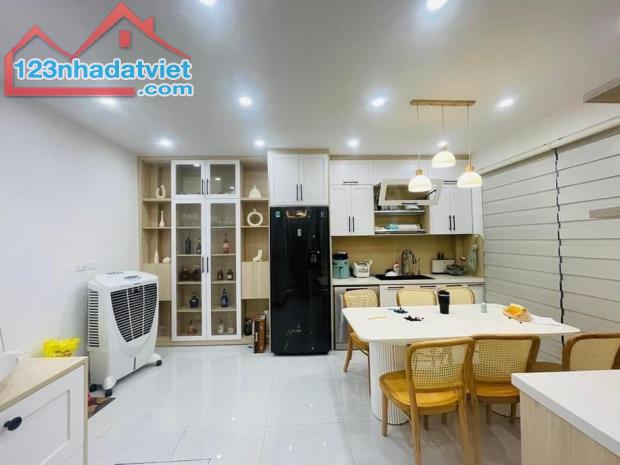 Nhà đẹp Nguyễn Khánh Toàn 30m2 duy nhất 5 tầng siêu hiếm ô tô dừng đỗ phố vip Cầu Giấy Nội - 2