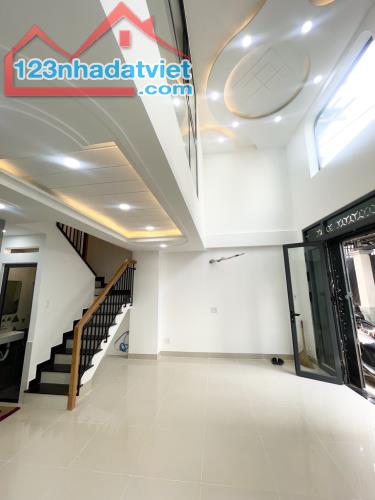 P5, Bình Thạnh, Hoàng Hoa Thám, hẻm xe hơi, 40m2(4.5 x 9), giá 7.9 Tỷ