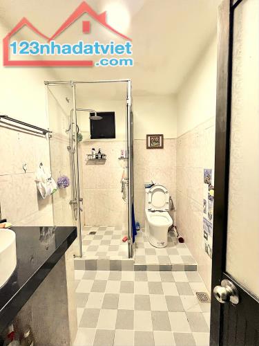 * DT: 5,5m*17m nở hậu,  gồm 2PN, 2WC, PK, Bếp, Sân xe phía trước. * Nhà 1Trệt+1Lửng ở được - 3