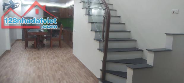 Bán nhà đẹp 5 tầng 35m2 Cự Khối Long Biên hơn 3 tỷ ô tô đỗ cổng ở sướng cực hiếm - 2