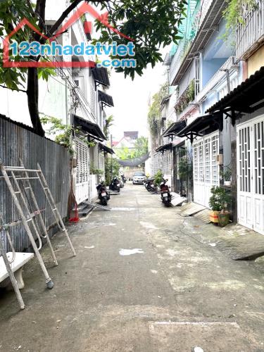 NHÀ 3 TẦNG, MỚI ĐẸP Ở NGAY, HẺM XE HƠI VÀO NHÀ, ĐỐI DIỆN VẠN PHÚC CITY, 60m2, CHỈ 6,2 TỶ.