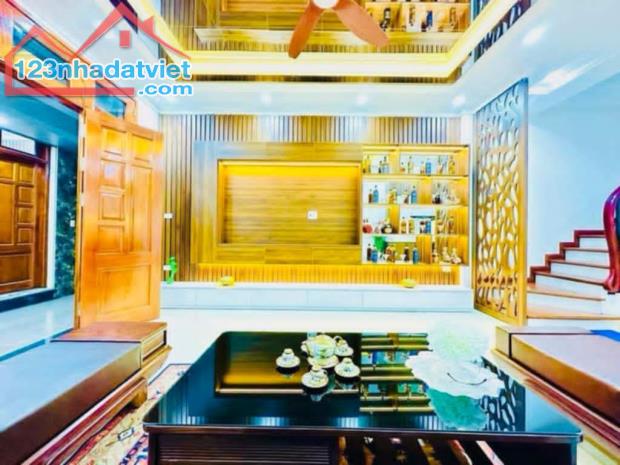 BÁN GẤP NHÀ PHAN KẾ BÍNH PHỐ VIP BA ĐÌNH MỚI KOONG THANG MÁY FULL NỘI THẤT 40M X 7 TẦNG MT