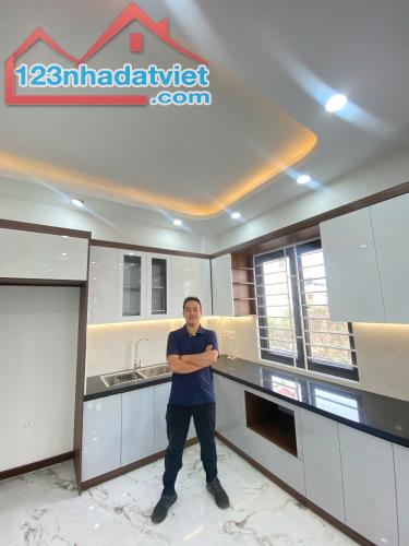 Chính chủ cần bán nhà 5 tầng 60m2 gara ô tô. Đường thông ô tô kinh doanh.FO - 2