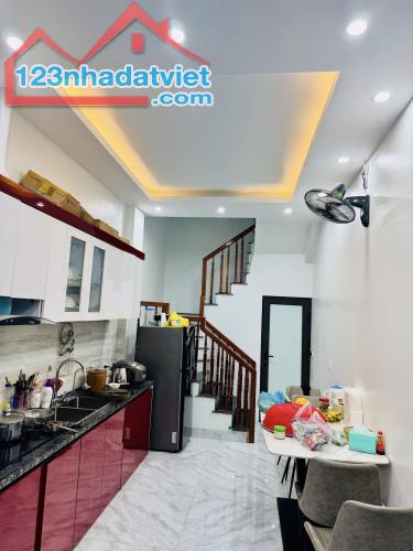 NGỌC THỤY - 36m2, 4tang, 3 ngủ - Nhà dân xây, khu phân lô thông thoáng - gần chợ - giá 5.4 - 2