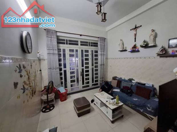 NHÀ B.ÁN CÂY TRÂM P8 GV - GIÁP  QUANG TRUNG - HẺM THÔNG SÁT MẶT TIỀN - DT 48M² - 3 TẦNG - 4