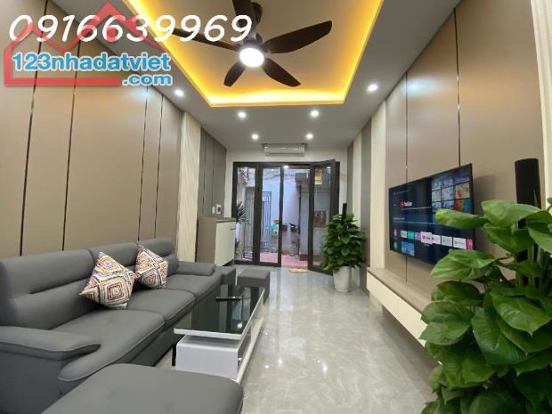 Bán nhà Thái Thịnh, 35m², 5 tầng, MT 3.6m, full nội thất, giá chỉ nhỉnh 6 tỷ!