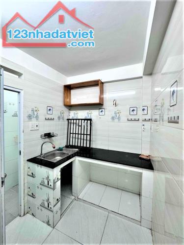 11 TR/TH - NGUYÊN CĂN QUẬN 10 - GẦN CẦU VƯỢT 3/2 & ĐH KINH TẾ - 30M2 3 LẦU SÂN THƯỢNG 3PN - 2