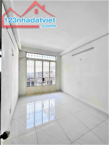 11 TR/TH - NGUYÊN CĂN QUẬN 10 - GẦN CẦU VƯỢT 3/2 & ĐH KINH TẾ - 30M2 3 LẦU SÂN THƯỢNG 3PN - 4