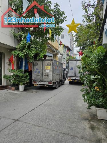 Đường xe tải tránh🚚 nhau 
Nhà ngay trung tâm Q 4
Ngang 3.6 nở tài lộc 3.8 Dài 15 m