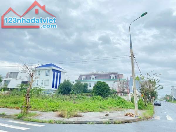 Đất biệt thự 2 mặt tiền đường 10.5m Lê Sỹ và Nguyễn Đình Thi. Vị trí rất đẹp.