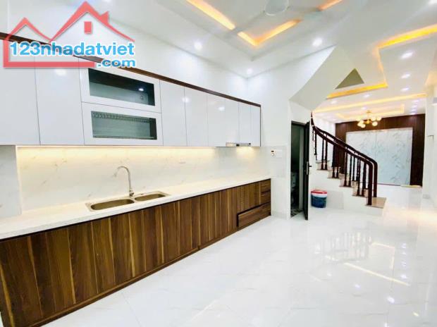 Nhà Mễ Trì, 40m2, 5 tầng, MT 4m, ô tô tránh, kinh doanh mọi mặt hàng, vị trí đắc địa