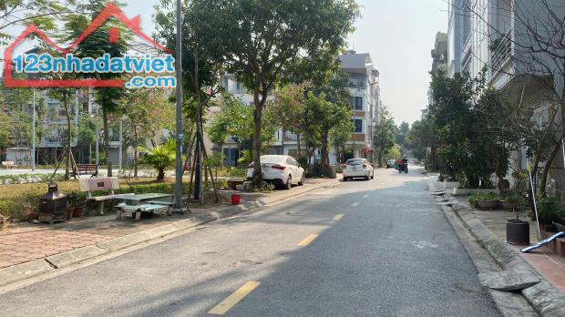 Bán Đất Tái Định Cư Giang Biên View Vườn hoa 90m2 MT 6m