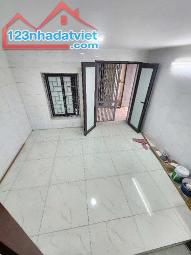 Bán Nhà Lĩnh Nam 19m 3 Tầng 2 Phòng Giá 1.68 tỷ Sổ Đổ chung - 1