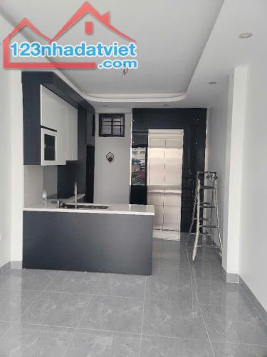 Bán nhà Phố Hào Nam, 5 Tầng Thang Máy, Gần Mặt Phố, 37mx5T, Giá: 8.5 Tỷ, Lh: 0396935190.