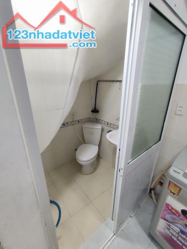 Bán gấp nhà 3 lầu ở Ngay cầu Khánh Hội, Phường 4, Quận 4. SHR, HXH. Giá 2tỷ520TL chính chủ - 3