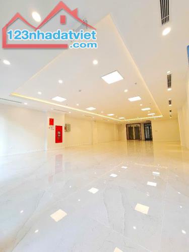 Bán Tòa nhà Mặt phố Hoàng Cầu 240m2, Mặt tiền 10m, Vỉa hè 6m - 3