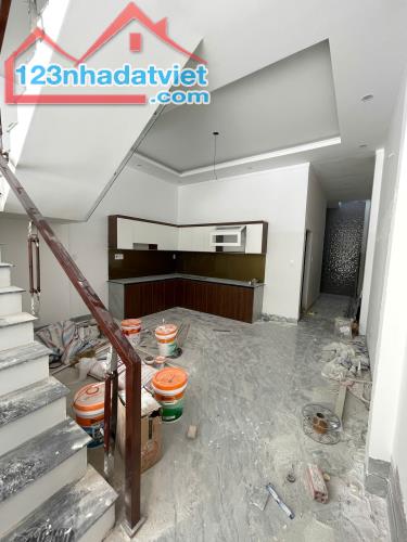 NHÀ LẦU HIỆN ĐẠI TẠI CÂY XĂNG 75 - 2