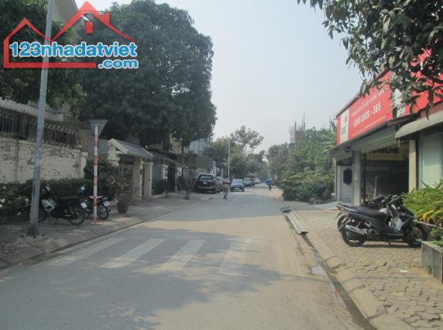 Lỗ CK bán gấp lô đất đấu giá Việt Hưng cạnh Vinhomes Riverside 330m2 chỉ 35.9 tỷ. LH 09896 - 1