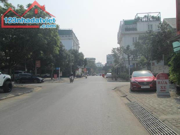 Lỗ CK bán gấp lô đất đấu giá Việt Hưng cạnh Vinhomes Riverside 330m2 chỉ 35.9 tỷ. LH 09896 - 2