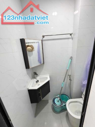 Nhà mới 2 tầng nở hậu L mặt tiền đường Lê Hồng Phong P2Q5 - 3