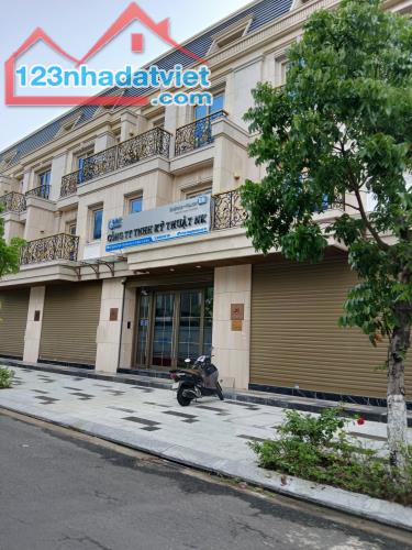 *Bán Hotel 7 tầng, đường Nguyễn Lộ Trạch (dòng tiền 90 triệu/th), dt 84m2, Giá 13 Tỷ