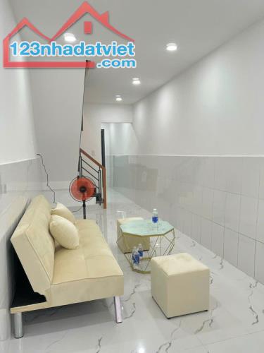 NGAY CÔNG VIÊN PHÚ NHUẬN, XE HƠI ĐỖ CỬA, 30M2 2 LẦU 2PN, MỚI Ở NGAY, SỔ VUÔNG ĐẸP, MẶT TIỀ