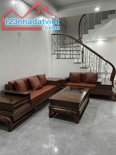 NHÀ MỚI Ở LUÔN PHỐ TRẠM- LONG BIIEN, 41M2, 4 TÀNG, MT 4M,7.7 TỶ. Ô TÔ ĐỖ. - 1