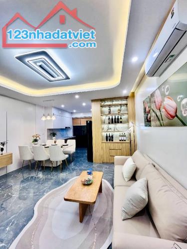 Bán Nhà Đẹp Việt Hưng 50m2- Hơn 9 tỷ-SIÊU PHẨM 6 TẦNG THANG MÁY-FULL NỘI THẤT-KINH DOANH