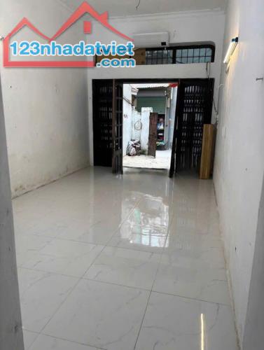 Cho thuê nhà nguyên căn ngõ 162 Đông Thiên, chỉ 6 Triệu, 80m2 (có khoảng sân rộng) 2 ngủ - 1